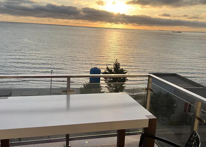 Season At Sea דירה